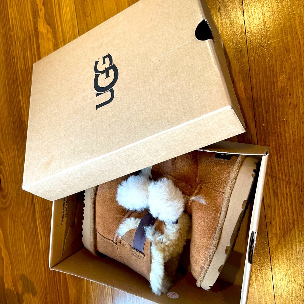 Gently used toddler Uggs, size 7. With original box - Picture 2 of 6